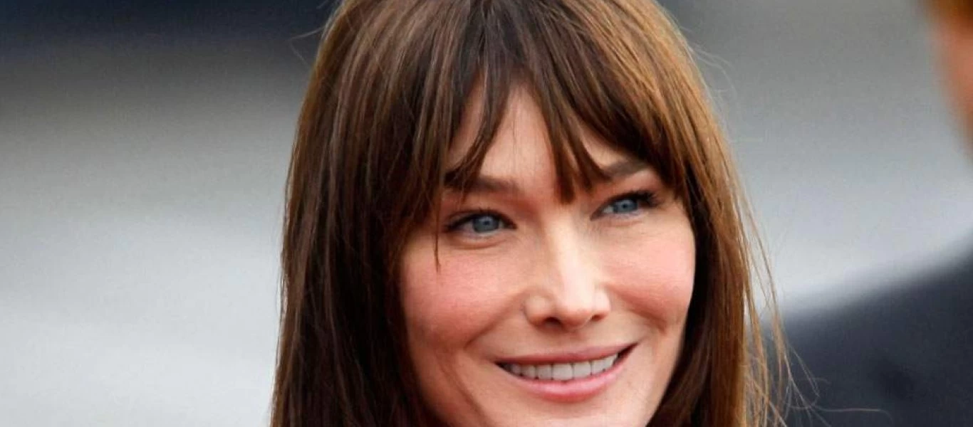 H Kάρλα Μπρούνι ποζάρει με μπικίνι στα 52 της (φωτο)